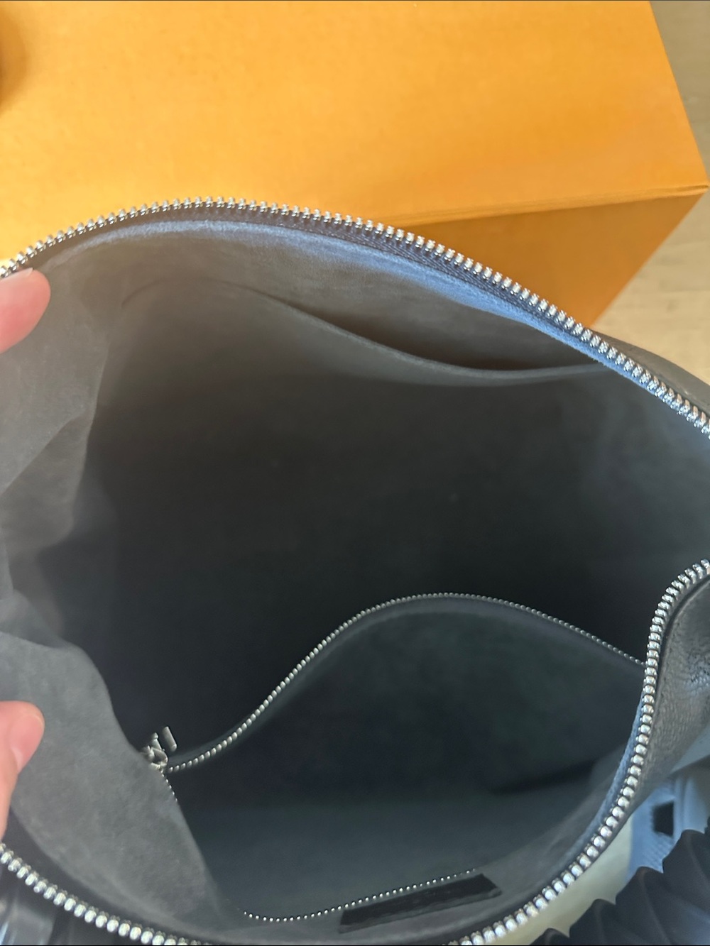 Louis Vuitton Beaubourg Hobo MM Black Mahina Leather w/ Braided-Handle - Picture 6 of 11